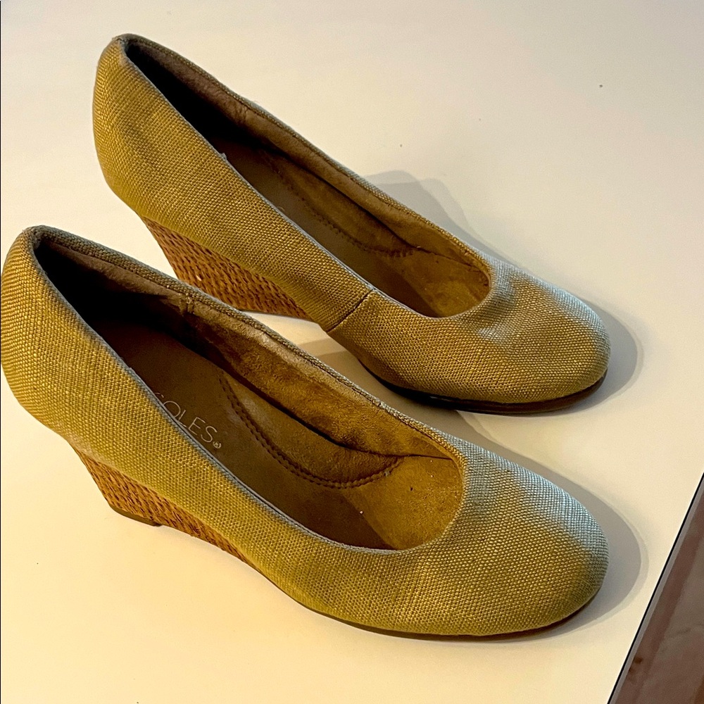 Aerosoles wedge pump muted lime fabric material